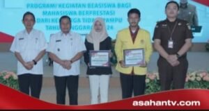 Penyerahan Beasiswa dari Pemkab Asahan Bagi Mahasiswa Berprestasi Keluarga Tidak Mampu
