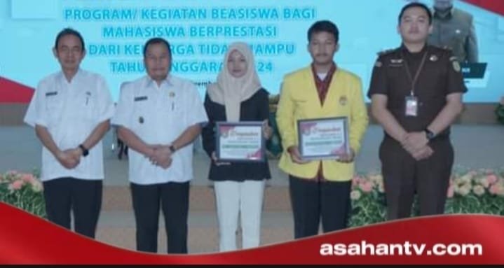 Penyerahan Beasiswa dari Pemkab Asahan Bagi Mahasiswa Berprestasi Keluarga Tidak Mampu