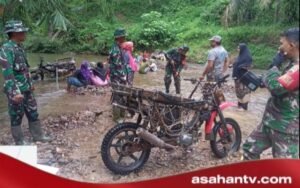 Koramil-15/BPL Dibantu Babinsa Desa dan Warga Gotong Royong Pengambilan Material Batu Sirtu Secara Manual