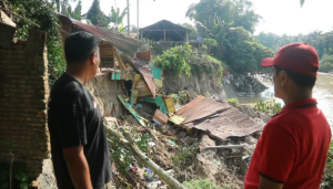 Terdampak Tanah Longsor Tiga Rumah Warga Hancur