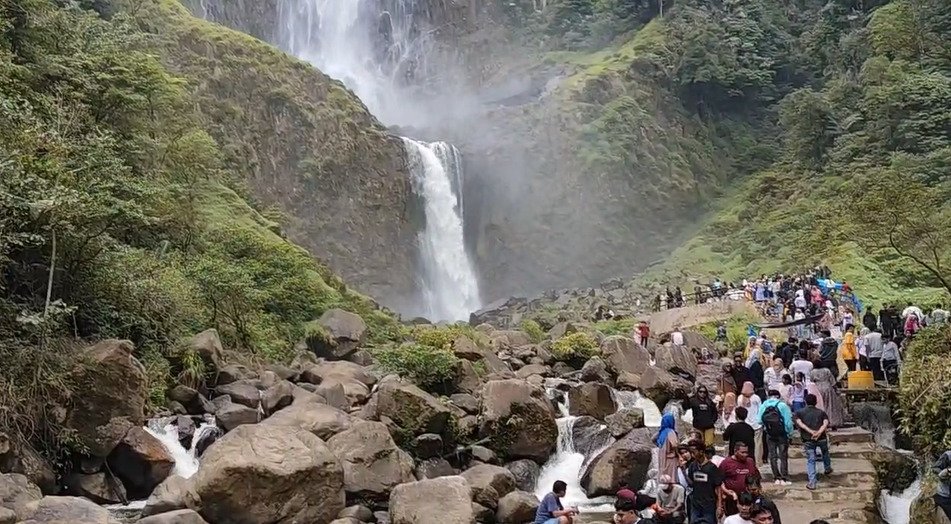 Ramai Wisatawan Padati Objek Wisata Air Terjun Ponot Asahan Jelang Penghabisan Libur Tahun Baru