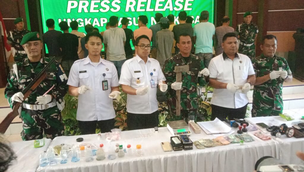 Intel Kodim 0208 Asahan Gerebek Barak Narkoba, 19 Orang Diamankan dan Sita Barang Bukti