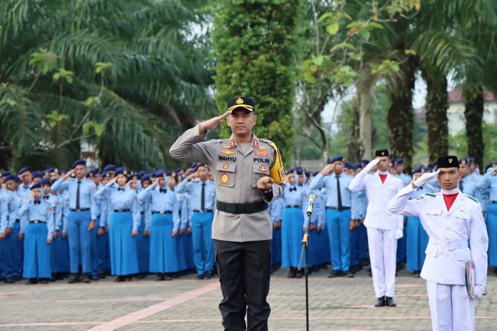 Kapolres Tapteng AKBP Wahyu Pimpin Upacara Bendera di SMA Negeri 1 Matauli Pandan