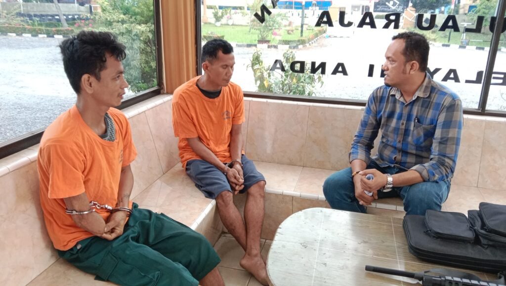 Polsek Pulau Raja Tangkap Dua Pelaku Pencuri Bersembunyi Diatas Asbes Rumah