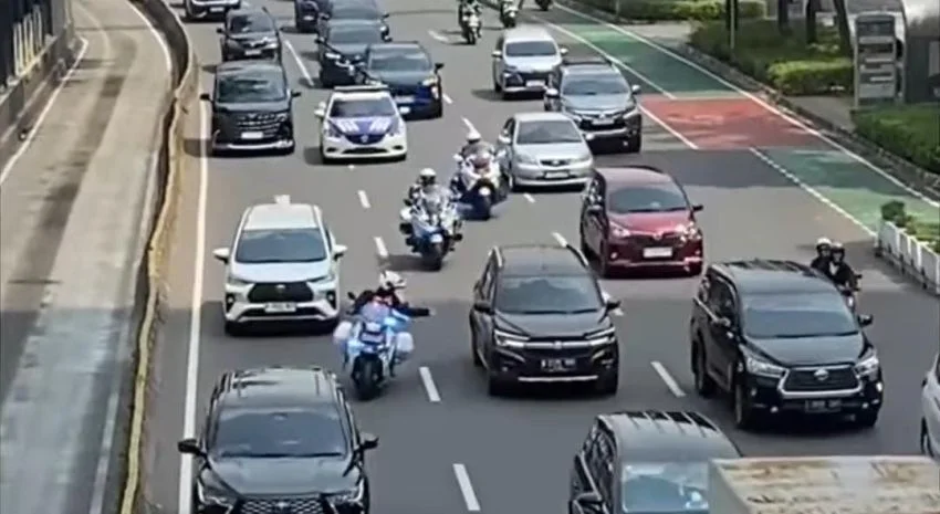 Viral Gerakan “Stop Tot Tot Wuk Wuk”, Istana: Presiden Tetap Berhenti saat Lampu Merah dan Ikut Mengalami Kemacetan