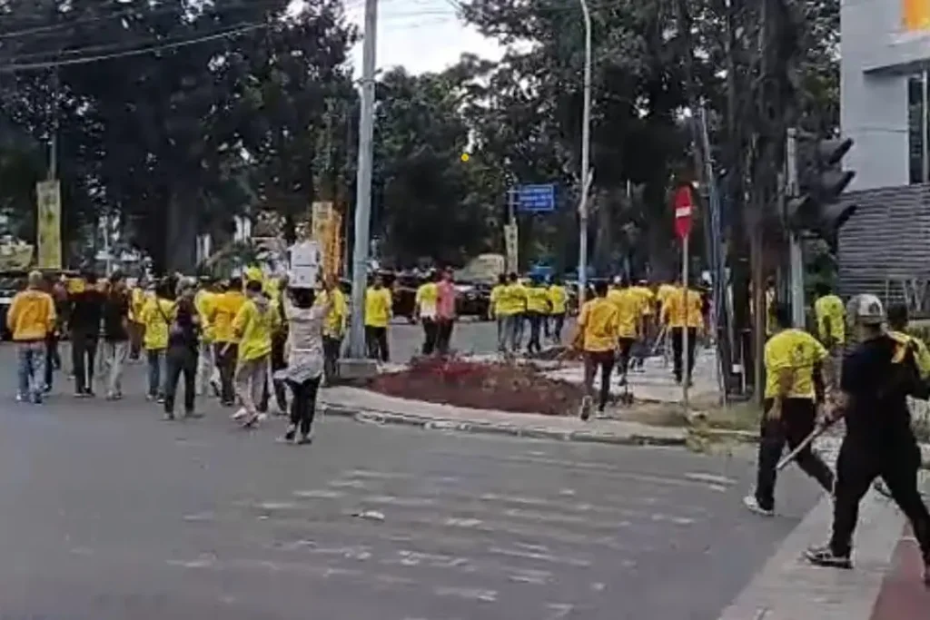 Musda Golkar Sumut Ricuh, Dua Kelompok Saling Serang Suara Petasan Hingga Massa Bawa Bambu